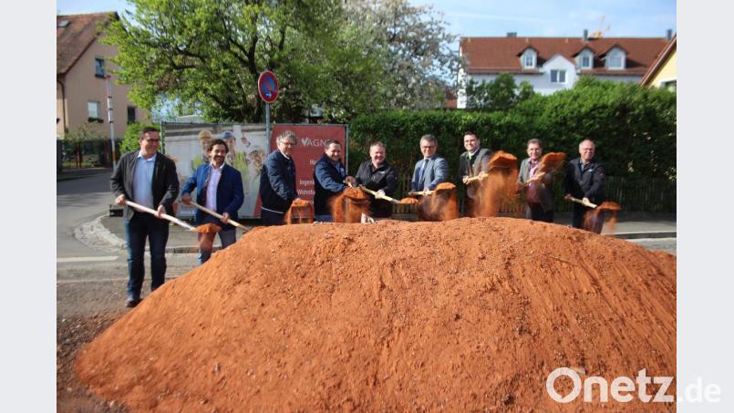 Gemeinsam mit Landrat Thomas Ebeling und Bürgermeister Martin Birner nehmen die am Bau beteiligten Firmen und Kommunalverbände den Spatenstich für den Ausbau der Kreisstraße vor. Bild: sns