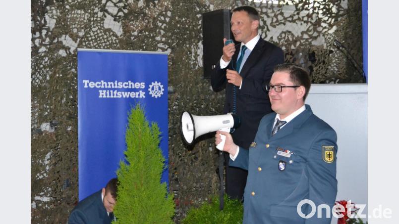 Schnell improvisiert: Als bei Bürgermeister Meyers Rede das Mikrofon ausfällt, greift THW- Chef Andreas Duschner schnell zu einer althergebrachten Lösung: der &quot;Flüstertüte&quot;. Bild: hcz