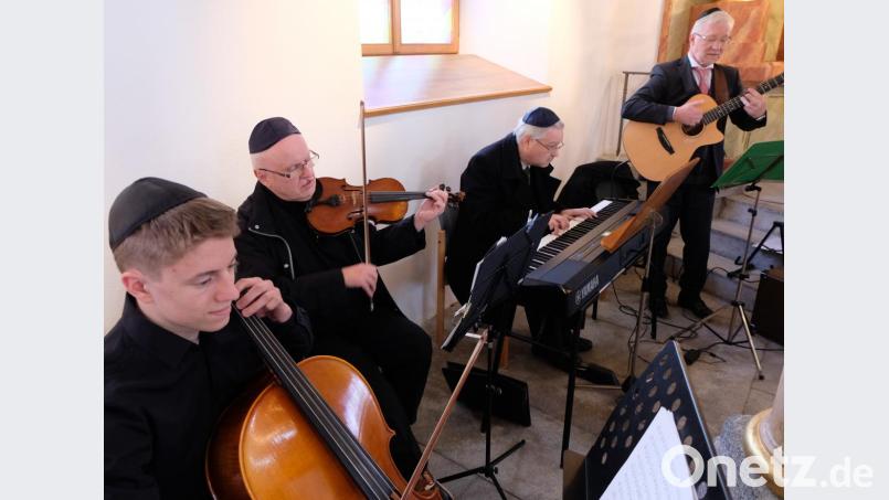Glänzend eingeführt hat sich das Quartett (von links) Leonard Wechsler (Cello), Willibald Wirth (Violine), Kantor Andreas Kunz (E-Piano) und Pfarrer Wilfried Römischer (Gitarre und Gesang). Bild: le