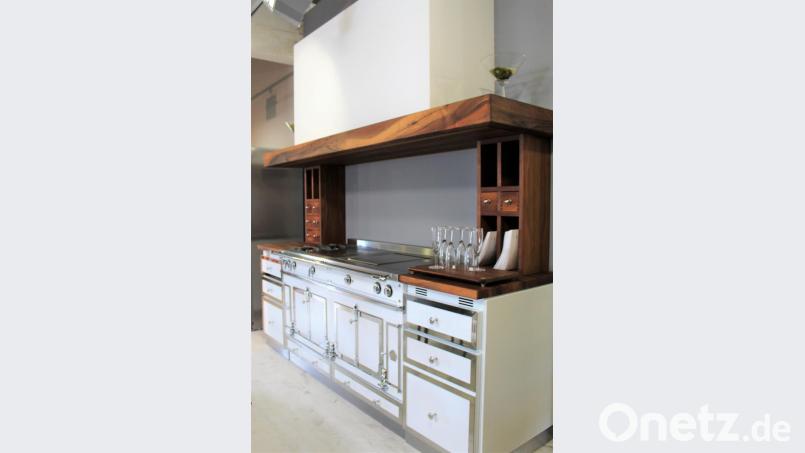 Klare Kontraste: Dunkles Holz, glattes Weiß und schimmerndes Metall. Bild: mvs