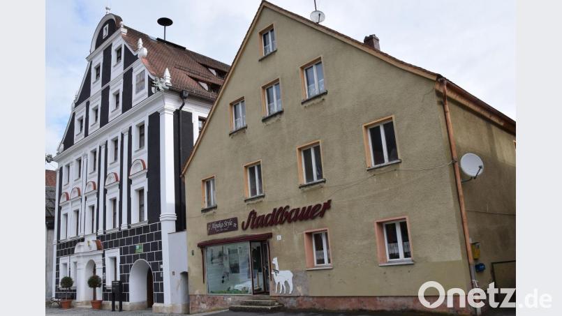 In Hohenburg ist man auf der Suche nach einer Nutzung des ehemaligen Wohn- und Geschäftshauses gleich neben dem Rathaus. Denkbar sind ein Dorfladen oder Café. Im Hinterhof soll ein Aufzug gebaut werden, um barrierefrei ins Rathaus zu kommen. Bild: bö