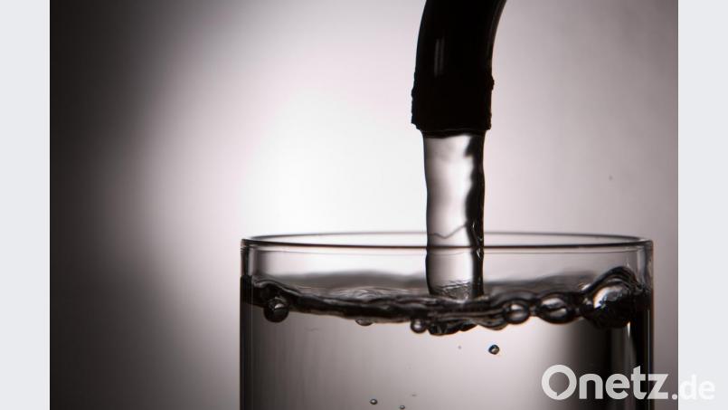 Wegen Arbeiten am Leitungsnetz wird im Industriegebiet Theuern am Freitag das Wasser abgesperrt. Symbolbild: Lukas Schulze/dpa