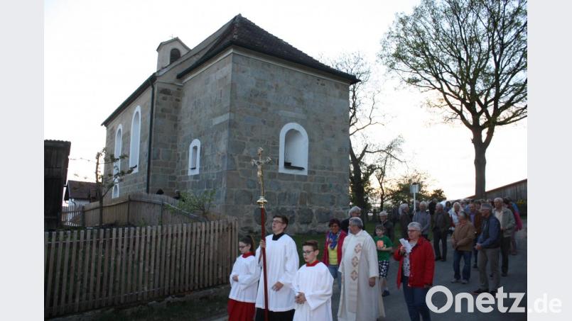 Die traditionelle Markus-Prozession bezieht das romanische Gotteshaus in Hof in das religiöse Leben der Pfarrei ein. Bild: lg