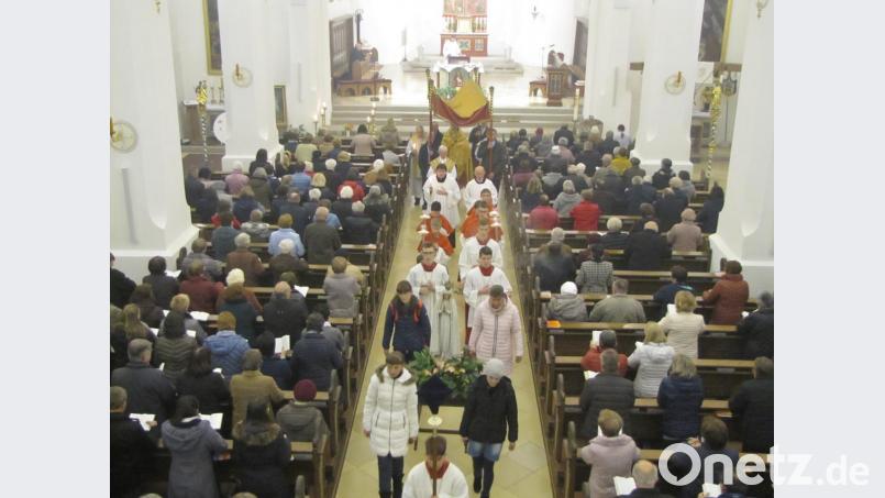 Prozession durch die Stadtpfarrkirche bei der Monatswallfahrt im April. Bild: mdö