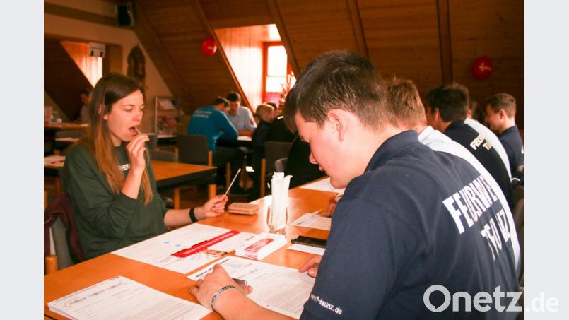 Die Besucher zeigten sich beeindruckt von den vielen jungen Leuten, die bei der Typisierung aktiv waren. Jede Station wurde von einem Jugendlichen und einem Erwachsenen Mitglied der Feuerwehr Teunz besetzt. Bild: tkr