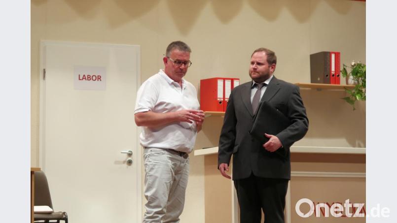 Zuerst große Konkurrenten, am Ende wahre Freunde:
Dr. Johann Zwickl (Thomas Schlosser) und Kontrolleur Hans Werthmann (Jürgen Schultes). Bild: bsc