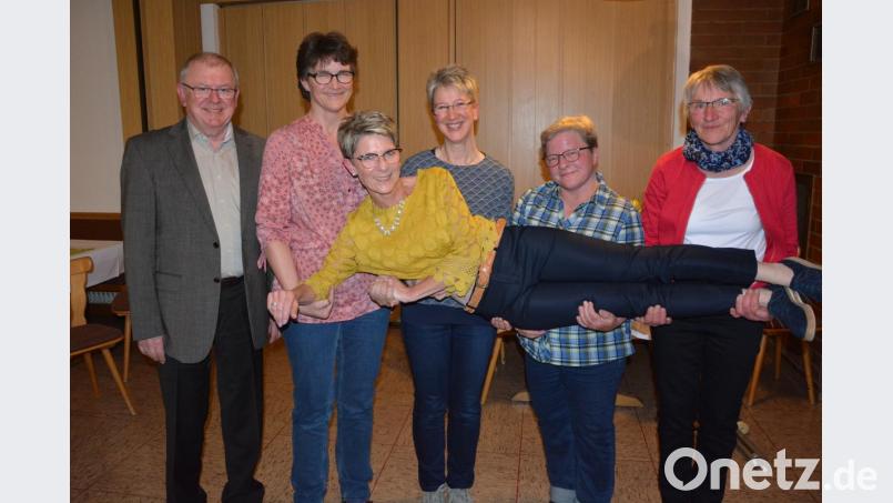 Auf Händen getragen wird Doris Reiß beim TSV Pechbrunn-Groschlattengrün. Die Vorsitzende ließ sich für drei weitere Jahre im Amt bestätigen. Unterstützung findet sie bei den Vorstandsmitgliedern (von rechts) Frieda Vogelhuber, Beate Hilpert, Regina Schraml und Uta Habedank. Bürgermeister Ernst Neumann gratulierte. Bild: jr