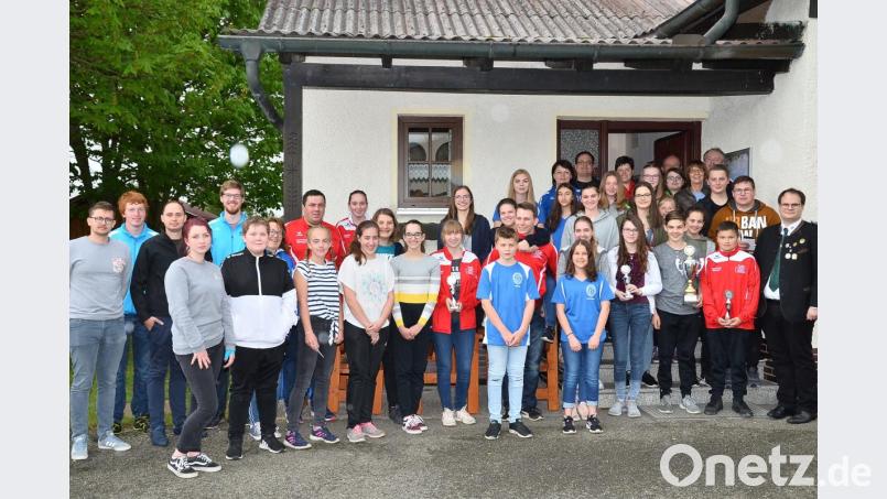 Pokale und Sachpreise verlieh Gaujugendleiter Valentin Kellner (Fünfter von links) gemeinsam mit Gauschützenmeister Stefan Brandmiller (rechts) an die teilnehmenden Jungschützen aus Mittelfranken und dem Sportschützengrenzgau Vohenstrauß. Bild: fjo