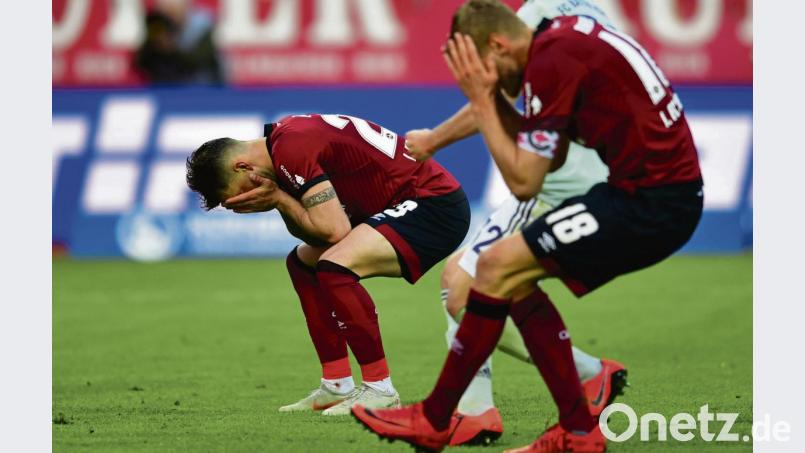 Tim Leibold (links) hat soeben den Elfmeter verschossen. Er und sein Mannschafts-Kollege Hanno Behrens können es nicht fassen, dass so eine Chance zum 2:1-Führungstreffer vergeben wurde. Bild: Matthias Merz/dpa