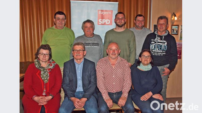 Die Vorstandschaft des SPD-Ortsvereins Rieden-Vilshofen (erste Reihe von links): Evelin Teich, Vorsitzender Georg Söldner, Gerhard Schnabel, Anna Stiegler. Dahinter (von links) Josef Walz, Josef Spies, Florian Söldner, Peter Tschamler und Otto Schötz. Bild: sön