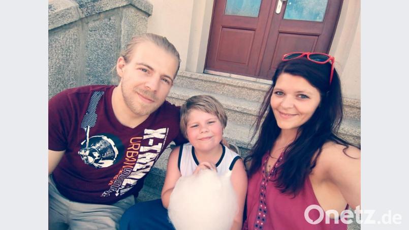 Die Familie Walberer mit Papa Joseph (28), Sohn Lukas (9) und Mama Christina (29) (von links) noch vor dem verkauften Haus in Plößberg. Mittlerweile ist die Familie nach Hamilton im Norden Neuseelands ausgewandert. Bild: szl