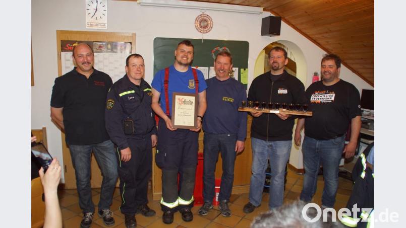 Die zehnjährige Partnerschaft der Feuerwehren aus Pobežovice und Weiding wurde mit einer Urkunde bestätigt, die Vorsitzender Alfred Ferstl (Zweiter von rechts) an Martin Kopecky, zweiter Kommandant und Bürgermeister von Pobežovice, überreichte. Bild: mmj