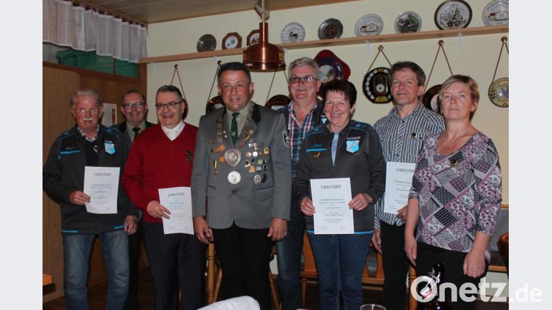 Vereinsmeister, König und Ritter im Schützenverein 1890: (von rechts) Heidi Kroher-Goß, Romand Biedermann, Elfriede König, Norbert Trenz, Günther Lanz, Wolfgang Rausch, Dietmar Neugebauer und Peter Burger. Bild: cs