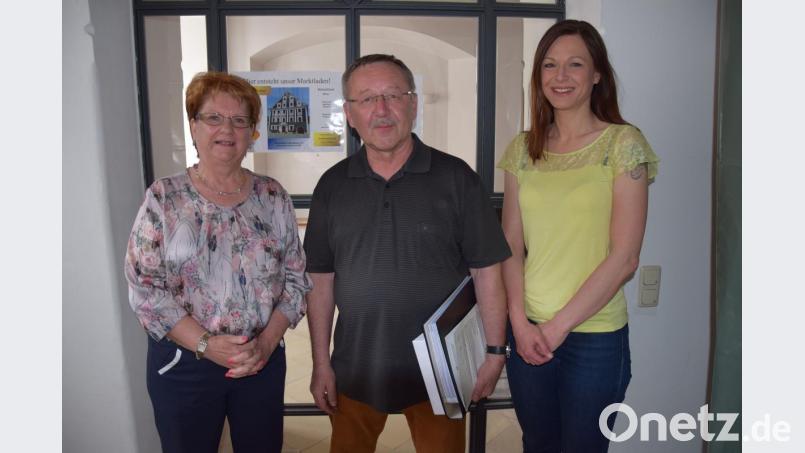 Die rechtlichen Voraussetzungen sind erfüllt, der Umbau läuft. Darüber freuen sich die ehrenamtlichen Geschäftsführer des Hohenburger Marktladens (von links), Monika Sander, Wilfried Gietl und Simone Mitschke . Bild: bö