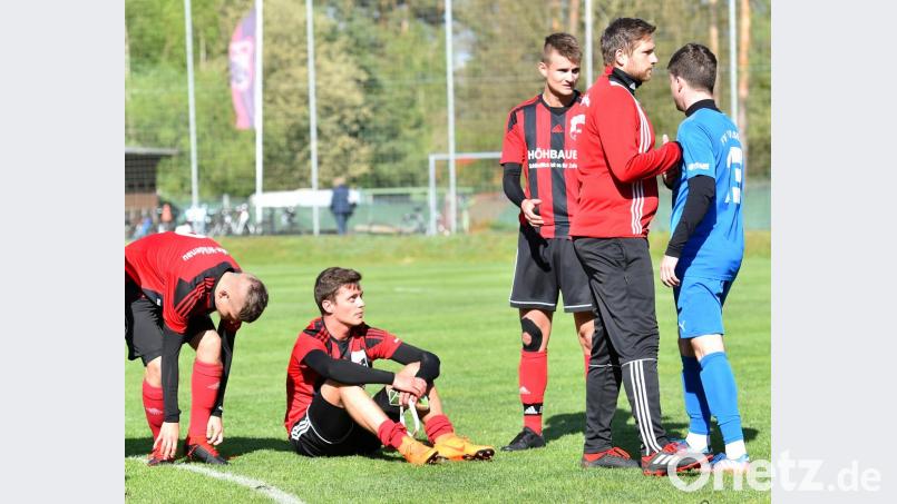 Betretene Mienen nach dem Schlusspfiff: Der SC Luhe-Wildenau musste die Meisterfeier nach der 3:4-Heimpleite gegen den FV Vilseck verschieben. Bild: A. Schwarzmeier