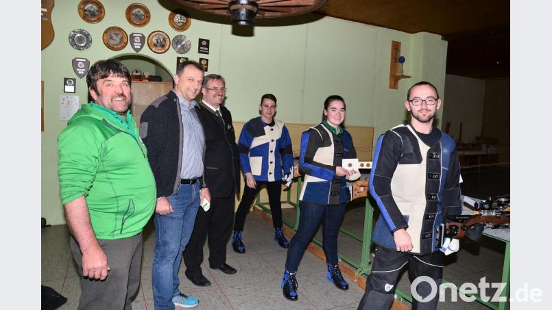 Als Chef des ausrichtenden Vereins und stellvertretender Gauschützenmeister freuen sich Josef Bäumler, Bürgermeister Anton Kappl und Vorstandskollege Anton Hirnet (von links) über den Start des 76. Gauschießens. Bild: fjo
