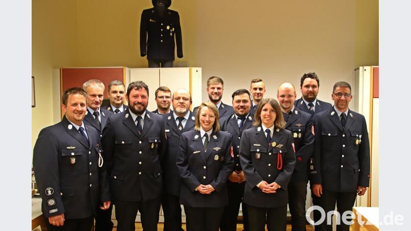 Die Prüflinge mit Kommandant Andreas Kneidl (links), KBM Reiner Kopp (2.v.links), KBI Wolfgang Schwarz (3.v.links) und Schiedsrichter Markus Wittmann (rechts). Bild: jma
