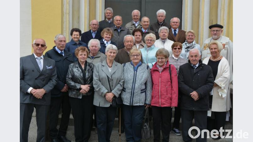 Die Kommunionjubilare zusammen mit Stadtpfarrer Anton Witt (rechts) vor der Kirche. Bild: jr