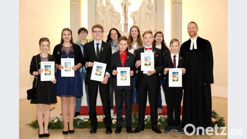 Pfarrer Christoph Zeh (rechts) mit den Konfirmanden (erste Reihe von links) Jessica Tusek, Julia Ott, Julian Reger, Raphael Freiberger, Simon Stahl und Manuel Burkhard. Mit auf dem Bild die Helferinnen des Konfirmandenkurses (hintere Reihe von links) Anna Lorenz, Sabrina Zahn, Maria Lehner und Theresia Schlötzer. Bild: njn