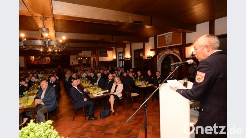 Hans-Peter Wallner, Vorsitzender der Feuerwehr Pleystein, begrüßt im Bachofnersaal neben den Wehrmitgliedern eine große Zahl von Ehrengästen. Bild: bey