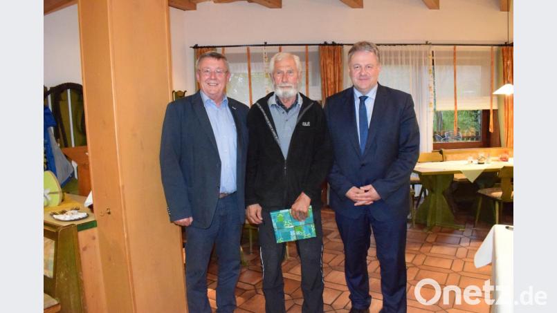 Bürgermeister Hans Koch (links) und Landrat Richard Reisinger (rechts) danken Georg Kolb für 40 Jahre Arbeit als Feldgeschworener. Bild: wku