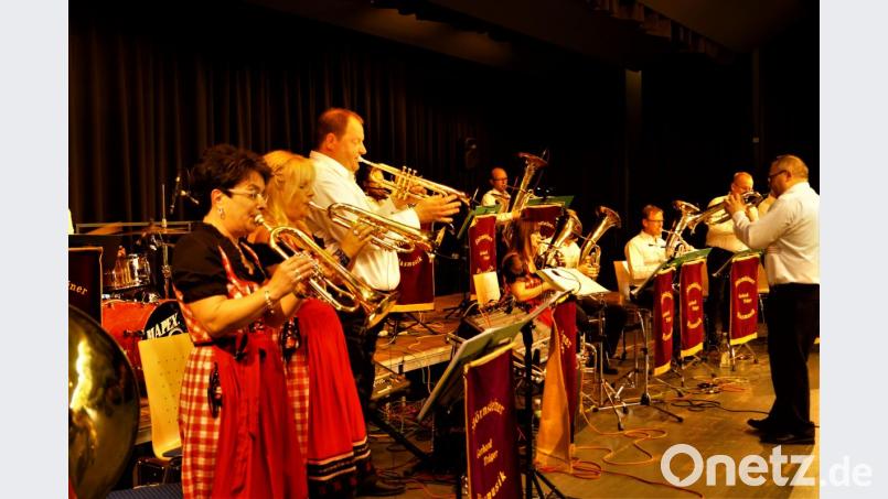 Die Blaskapelle Gerhard Träger überzeugt die Besucher in der ausverkauften Stadthalle mit einem abwechslungsreichen &quot;Böhmisch-Mährischen Konzert&quot;. Bild: arw