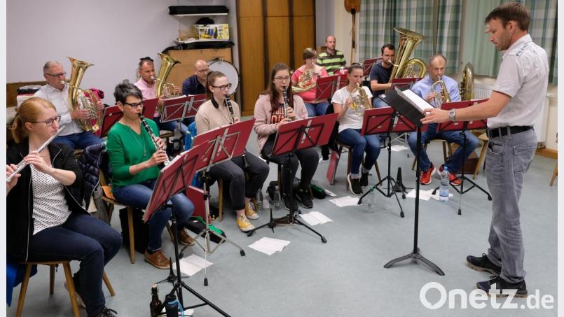 Mit dem &quot;Böhmischen Wind&quot; beginnt die Stadtkapelle Eschenbach die jüngste Musikprobe. Am Dirigentenpult steht mit dem 38-jährigen Stefan Wittmann ein neuer Kapellmeister Bild: do