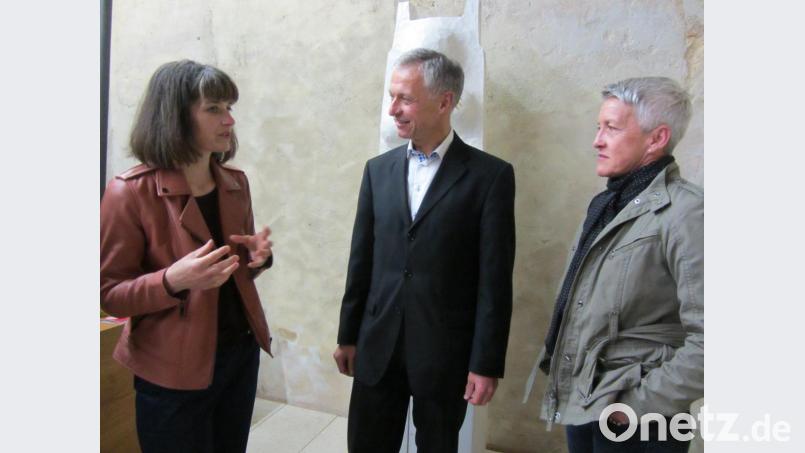 Künstlerin Regine Herzog im Gespräch mit Zweitem Bürgermeister Thorsten Grädler und Laudatorin Barbara Leicht (von links). Bild: aks