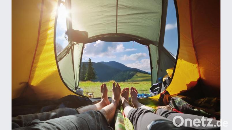 Wann haben Sie zuletzt eine Nacht im Zelt unter freiem Himmel verbracht? Dazu muss man nicht unbedingt in die Ferne schweifen, der eigene Garten genügt auch. Bild:  deniskrivoy – stock.adobe.com