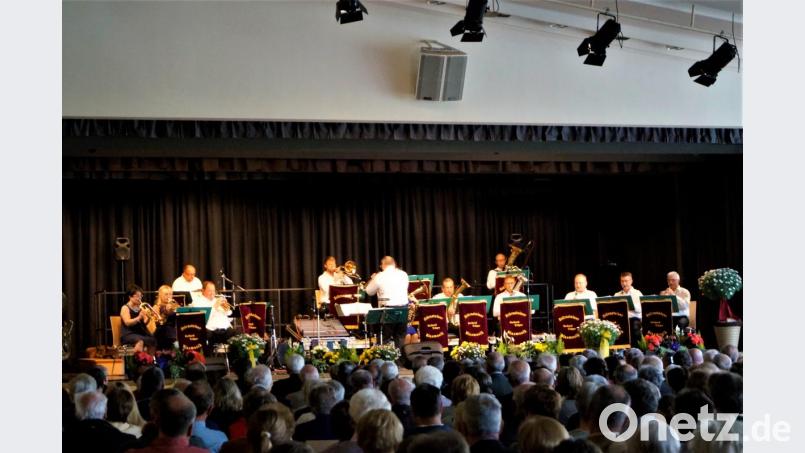 Die Blaskapelle Gerhard Träger überzeugt die Besucher in der ausverkauften Stadthalle mit einem abwechslungsreichen &quot;Böhmisch-Mährischen Konzert&quot;. Bild: arw