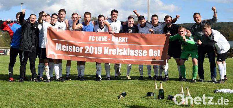 Der FC Luhe-Markt ist am Ziel angelangt: Die Spieler feierten nach dem 3:0-Heimsieg über den FSV Waldthurn die vorzeitige Meisterschaft in der Kreisklasse Ost. Bild: Büttner, Gerhard
