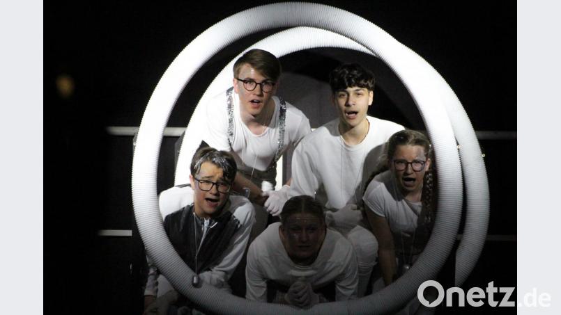 Der Chor der Ungleichen beschwört die Glückseligkeit im totalitären System. Bild: exb