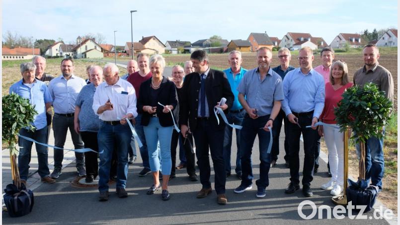 Mit dem traditionellen Durchschneiden des weiß-blauen Trennbandes durch Stadtrats-Senior Josef Neubauer aus Gmünd, 2. Bürgermeisterin Anita Stauber, Bürgermeister Edgar Knobloch, Michael Wagner vom Planungsbüro Schultes und Frank Neubauer von den Stadtwerken Grafenwöhr (von links) gab die Stadt Grafenwöhr offiziell das neue Siedlungsgebiet in Gmünd zur Bebauung frei. Bild: do