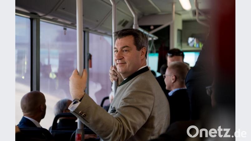 Diese Busfahrt im im Preis enthalten. Ministerpräsident Markus Söder (CSU) fährt nach der Landung am Flughafen in Brüssel in einem Bus zum Terminal. Bild: Sven Hoppe/dpa