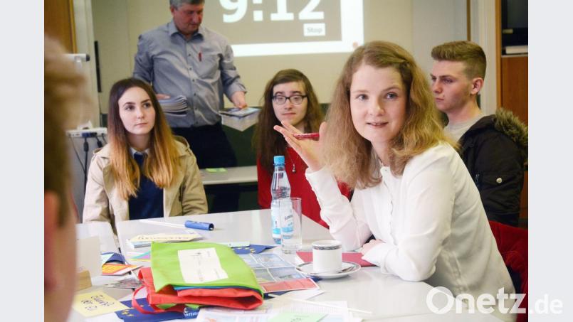 Etwas parteipolitischer geht es am Tisch von Kathrin Flach-Gomez zu. Die EU-Kandidatin der Linkspartei präsentiert den Schülern ihr Parteiprogramm. Bild: Gabi Schönberger