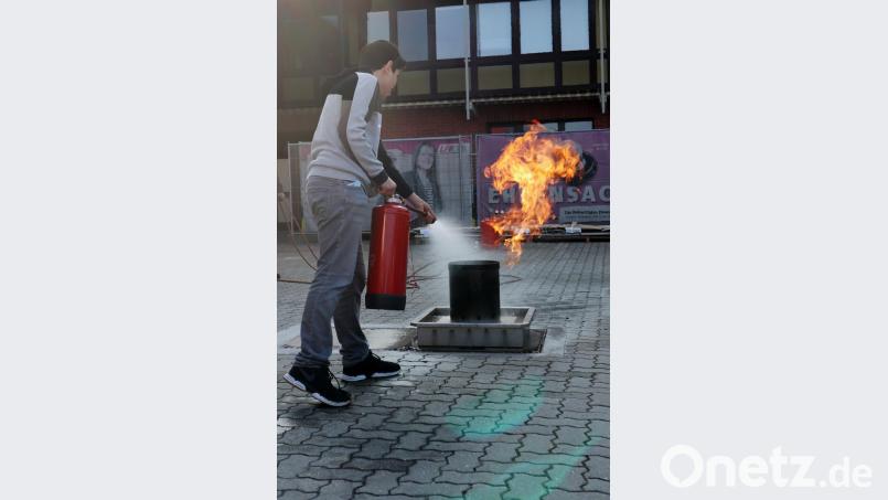 Gar nicht so einfach, aber nach einer Einweisung auch gar nicht so schwer – der richtige Umgang mit einem Feuerlöscher. Bild: Christian Pöhlmann