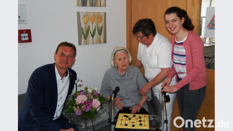 Charlette Peschel (Zweite von links) ist älterste Einwohnerin der Gemeinde Altenstadt/WN. Bürgermeister Erst Schicketanz gratulierte zum 103. Geburtstag. Bild: sm Bild: sm