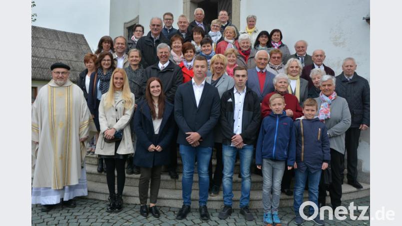Die Leonberger Jubelkommunikanten nach dem Gottesdienst mit Pfarrer Anton Witt (links). Bild: jr