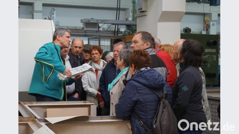 Christian Weinfurtner (links) erläutert mit einem Lieferteil in der Hand die Breite des Leistungsspektrum in der Produktion Bild: eib