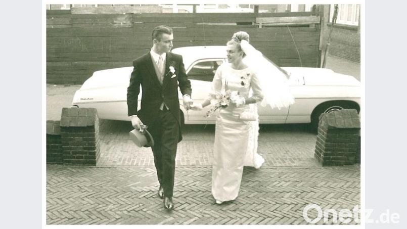 Auf dem Weg zum Traualtar. Ineke und Sepp Reger kurz vor ihrer kirchlichen Hochzeit in Wijk aan Zee im Januar 1969. Für den großen Tag hatten sie sich extra einen amerikanischen Straßenkreuzer ausgeliehen. Bild: exb