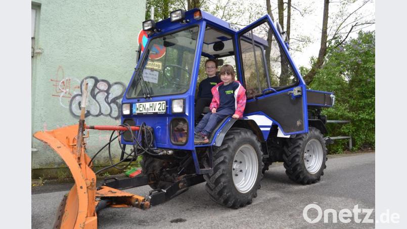 Ein kleines THW-Fahrzeug, ein Traktor mit Räumschild, ist mit jüngstem THW-Nachwuchs auf Tour. Bild: hcz