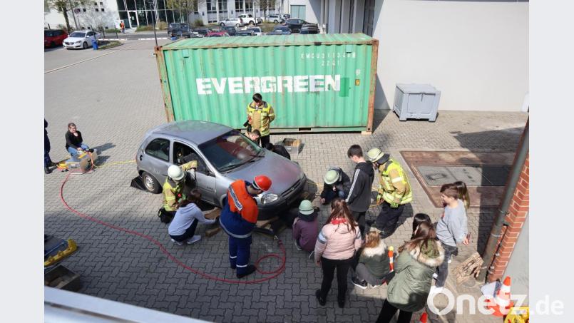 Die Schüler retten mit einem Hebekissen eine eingeklemmte Person. Bild: Christian Pöhlmann
