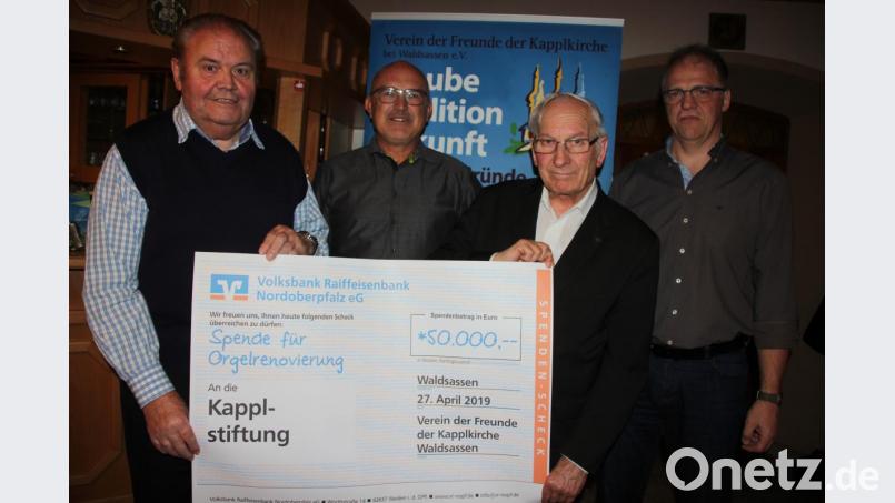 Einen Scheck in Höhe von 50.000 Euro übergaben Konrad Rosner und Bernhard Lux (von links) vom&quot; Verein der Freunde der Kapplkirche&quot; an Pater Friedhelm Czinczoll und Gerhard Ernstberger von der Kirchenverwaltung. Bild: kro