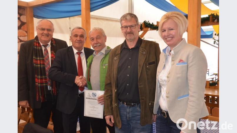 Beim Schaustellerfrühschoppen im Festzelt wird Gerhard Donhauser (Dritter von links) zum Ehrenmitglied des Beszirksverbands der Markkaufleute und Schausteller ernannt mit (von links) Bürgermeister Lothar Höher, Oberbürgermeister Kurt Seggewiß, Bezirksvorsitzendem Georg Duschinger und Nicole Hammer, die sich als neue Rechtsdezernentin präsentiert. Bild: Kunz