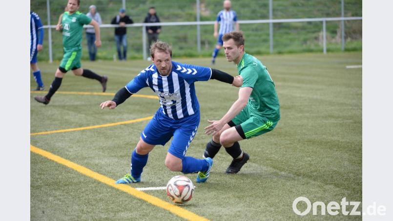 2:2 stand es am Ende zwischen der Reserve des SV Raigering (in Blau) und dem SV Köfering. Bild: brü