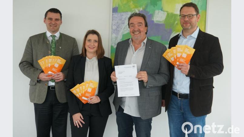 Nun gibt es auch in Schwandorf eine zweistufige Wirtschaftsschule. Bei einem Pressetermin gaben (von links) Landrat Thomas Ebeling, Marion Merkle, Fachbetreuerin Wirtschaftsschule, Ralf Bormann, Leiter des Beruflichen Schulzentrums und sein Stellvertreter Michael Völkl die Neuigkeit bekannt. Bild: Christopher Dotzler