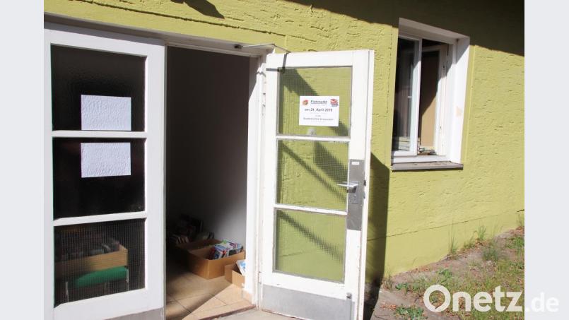 Ein separater Eingang zur Stadtbibliothek ist dem Flohmarkt vorbehalten. Bild: Thomas Dobler