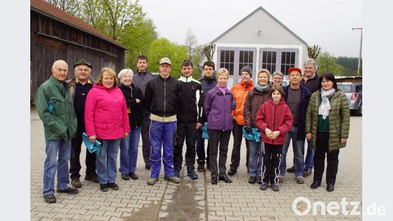 Vom Bauhof aus starteten zur Aktion "Saubere Landschaft" die freiwilligen Helfer, denen Bürgermeisterin Birgit Höcherl (rechts) für ihre Bereitschaft, Müll in den Fluren zu sammeln, dankte. Bild: mmj