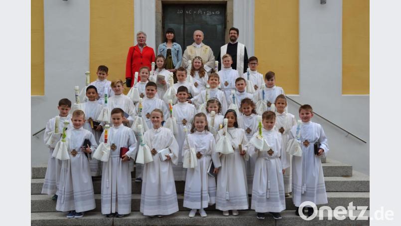 25 Kinder gingen am Weißen Sonntag in der Pfarrkirche St. Peter und Paul in Moosbach erstmals an den Tisch des Herrn. Den Kommunionkindern gratulierten Pater Jeremias, Pfarrer Josef Most, Klasslehrerin Olivia Koch und Schulleiterin Ulrike Uhlemann (von rechts). Bild: gi