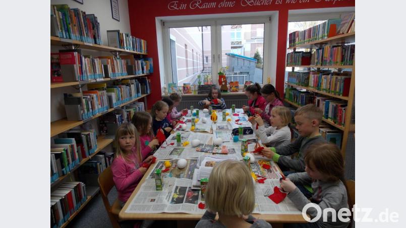 Hochkonzentriert basteln die zwölf Kinder in der Bücherei. Bild: jbe
